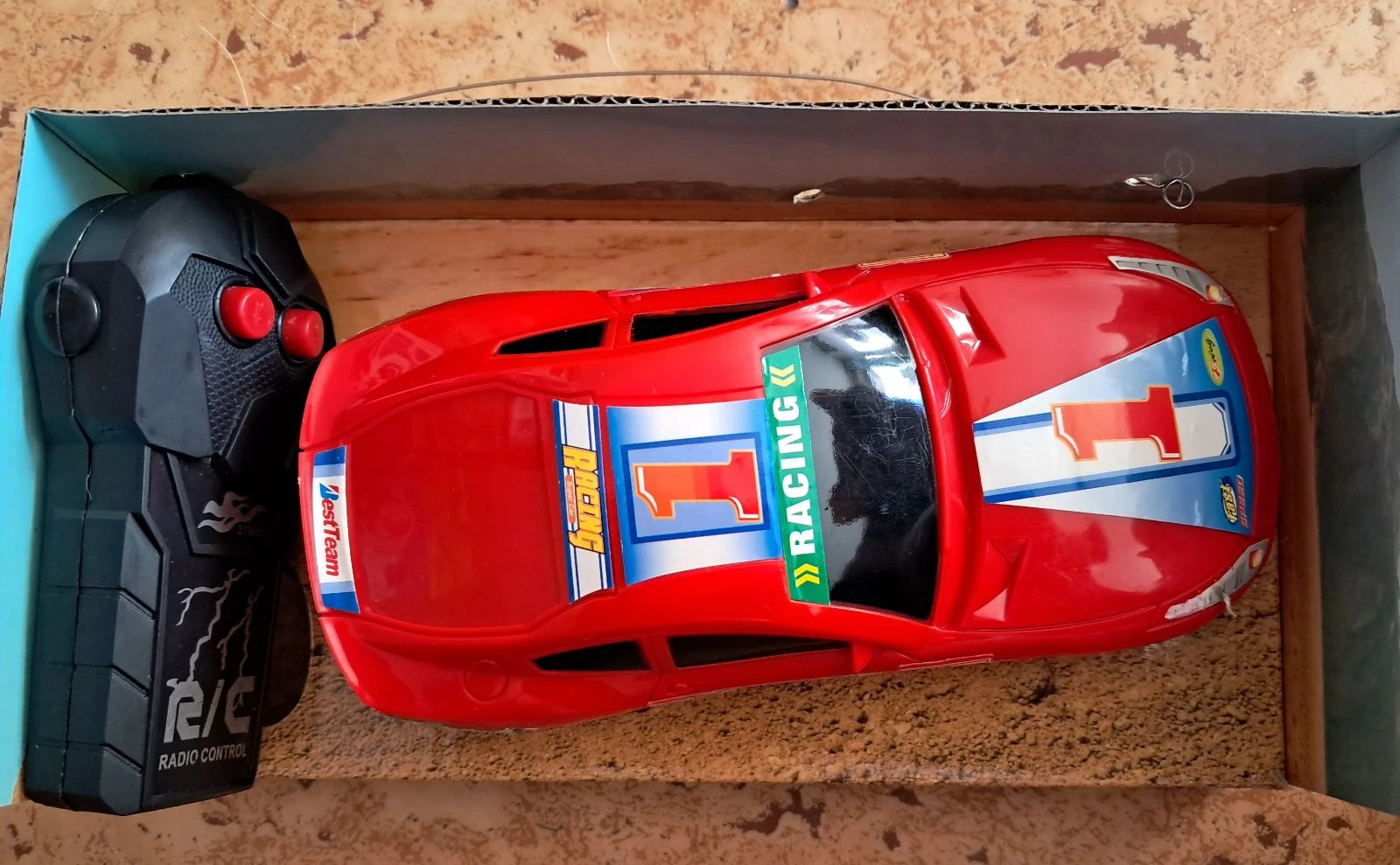 Voiture télécommandée 